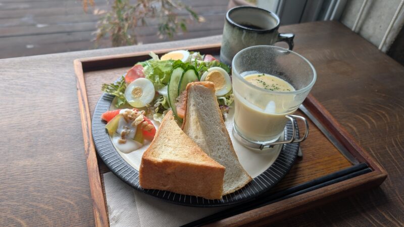 注文した朝食セットの写真