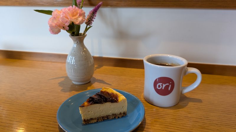 注文した自家製ケーキとコーヒー